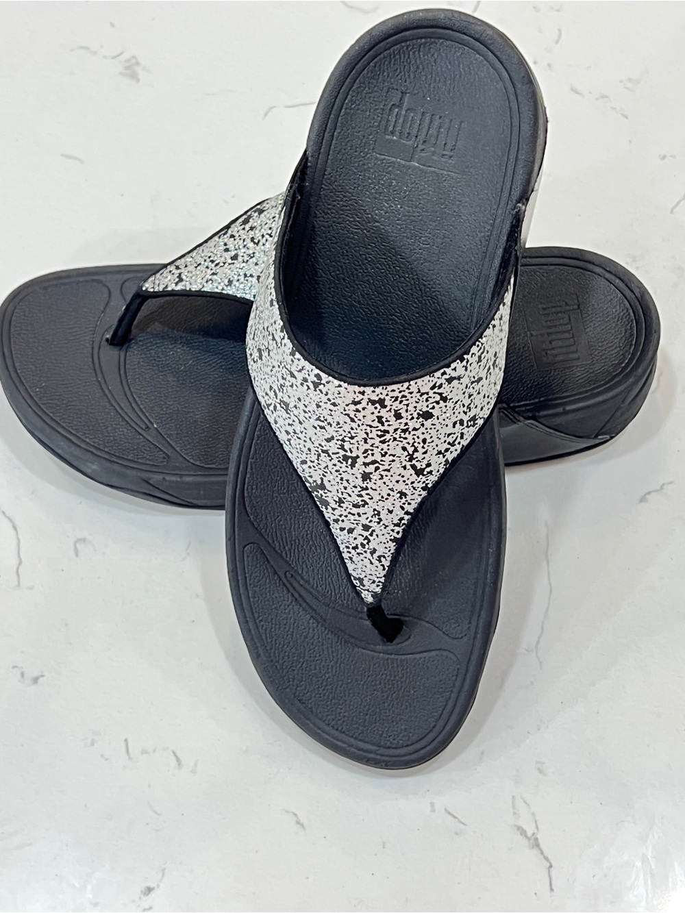 FitFlop sz 9 Women's Lulu Glitter Splash Toe-Post Sandals Black flip flop